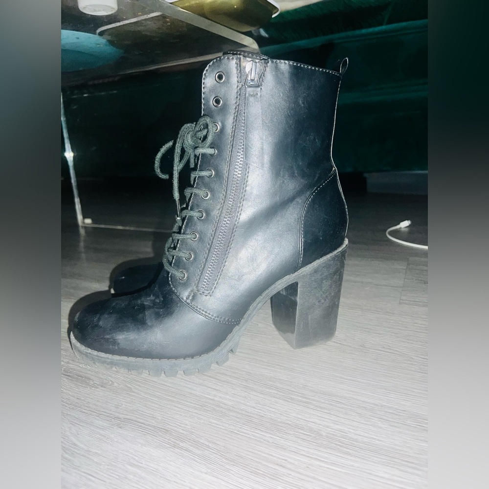 🔵 Black Chunky Heels